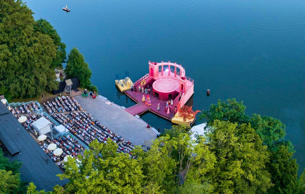Seebühne Kriebstein - Luftbild mit Blick auf Bühne, Talsperre und Zuschauertribühnen &ndash; &copy; Christian Hydenreich - Mittelsächsisches Theater 