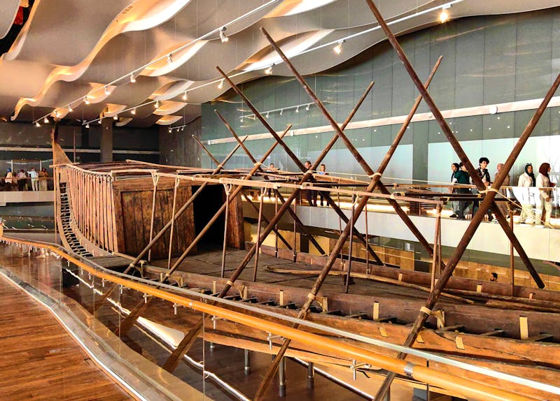 Detail der königlichen Barke im Grand Egyptian Museum - ©Simone Willner - Eberhardt TRAVEL