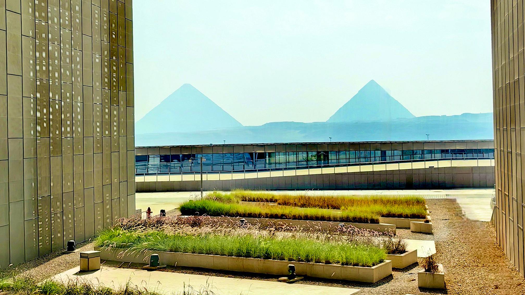 Blick auf die Pyramiden von Gizeh aus dem Grand Egyptian Museum&nbsp;&ndash;&nbsp;&copy;&nbsp;Simone Willner - Eberhardt TRAVEL
