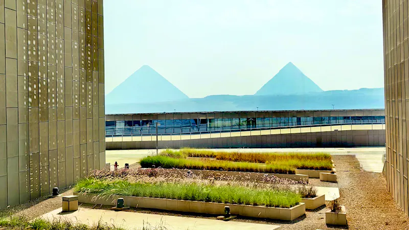 Blick auf die Pyramiden von Gizeh aus dem Grand Egyptian Museum - &copy;Simone Willner - Eberhardt TRAVEL