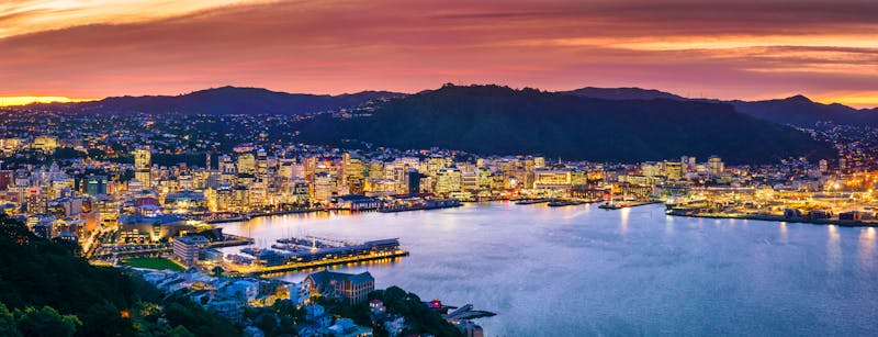 Wellington und der Hafen vom Mount Victoria bei Sonnenuntergang - &copy;Stefan Mokrzecki - stock.adobe.com