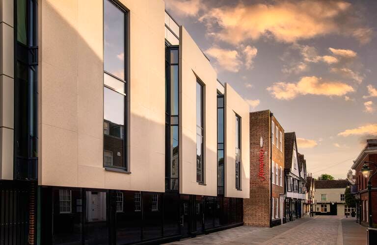 Hampton by Hilton Canterbury - von außen &nbsp;&ndash;&nbsp;&copy;&nbsp;Hampton by Hilton Canterbury