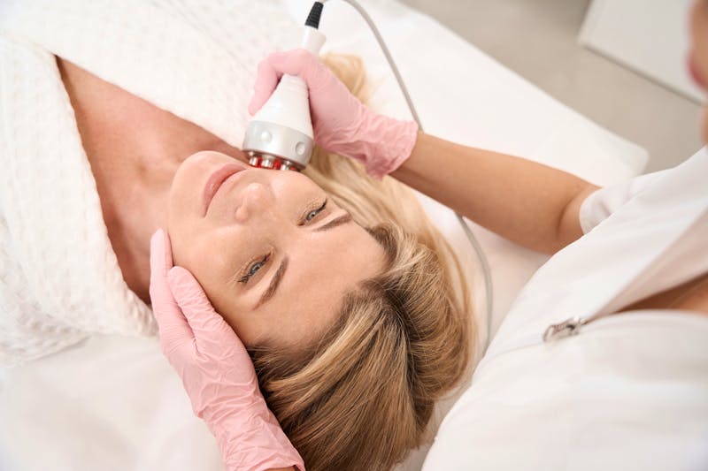 Radiowellen Anti-Aging  - ©Viacheslav Yakobchuk - stock.adobe.com