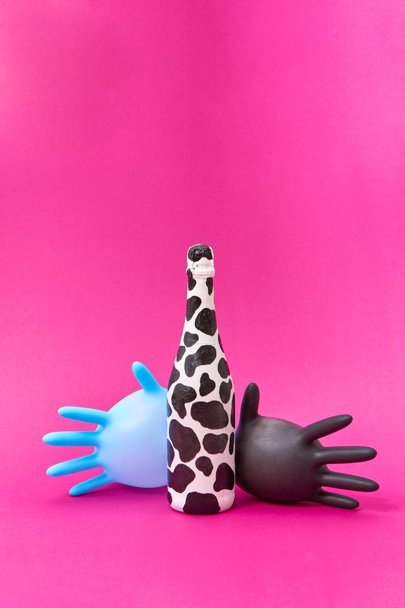 bemalte Weinflasche  - &copy;artjazz - Adobe Stock