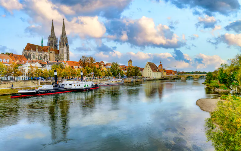 Regensburg an der Donau mit Dom und Altstadt sowie Museumsschiff - &copy;Comofoto - stock.adobe.com
