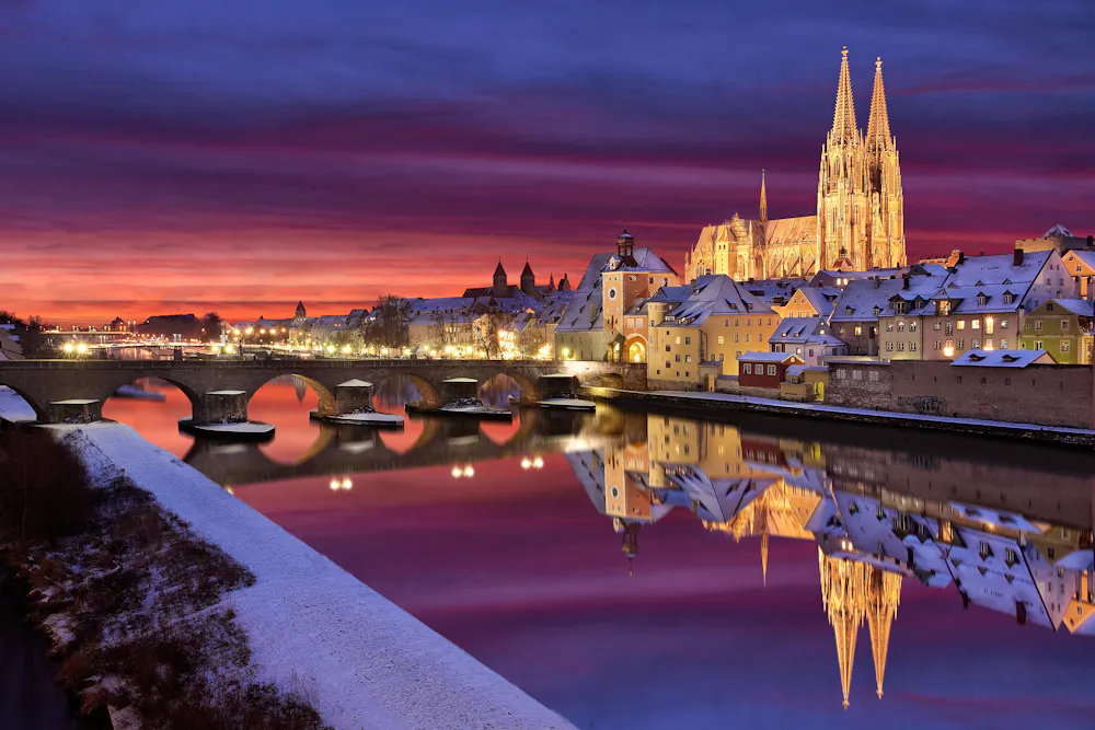 Regensburg im Winter bei Nacht zur blauen Stunde &ndash; &copy;  Thomas - Adobe Stock