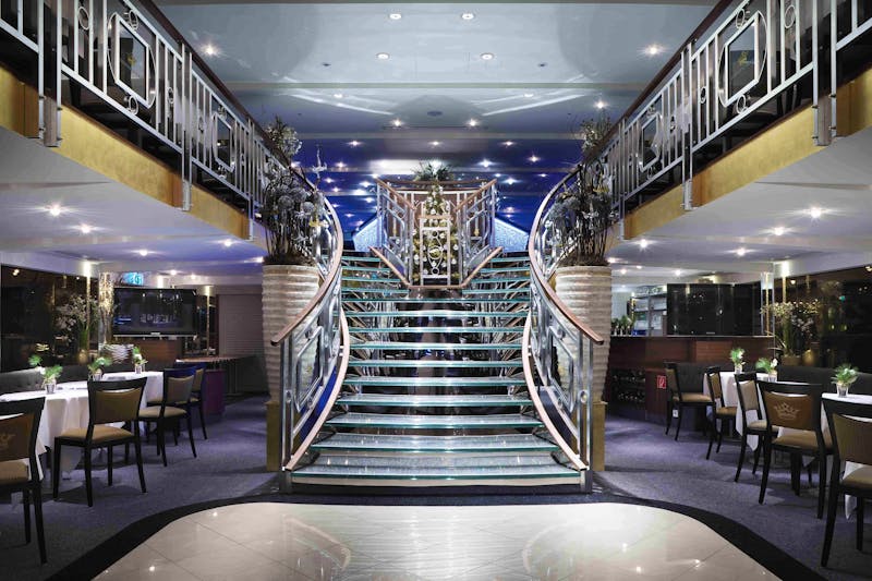 Regensburg - Donau-Ausflugsschiff MS Kristallkönigin - Treppe innen im Schiff - &copy;Donauschifffahrt Wurm & Noé 