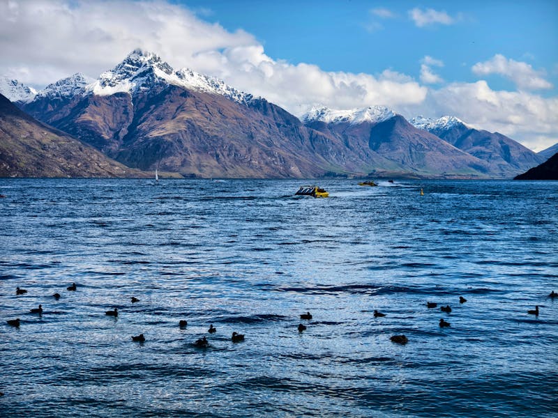  Lake wakatipu in Queenstown , Neuseeland - &copy;Wasonseec - stock.adobe.com
