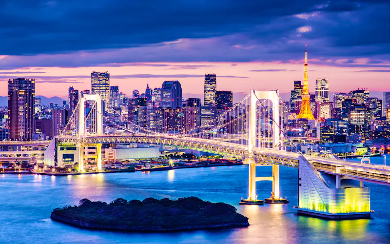 Tokyo Bay bei der Rainbow Bridge - Skyline von Tokio bei Sonnenuntergang - &copy;SeanPavonePhoto - Adobe Stock