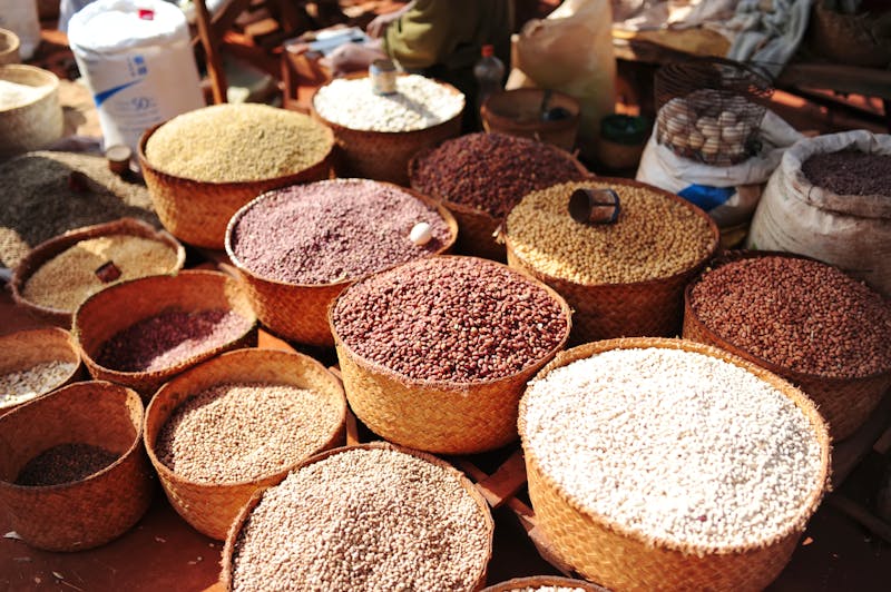 Soya, Reis und Gemüse auf dem Markt in Madagaskar - ©Irina84 - stock.adobe.com