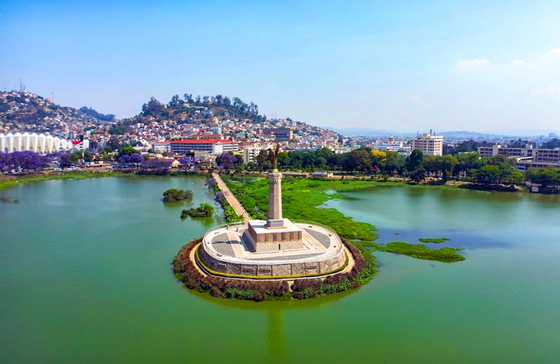  Anosy-See in Antananarivo mit dem Monument aux Morts (Kriegerdenkmal) - ©mirecca - stock.adobe.com