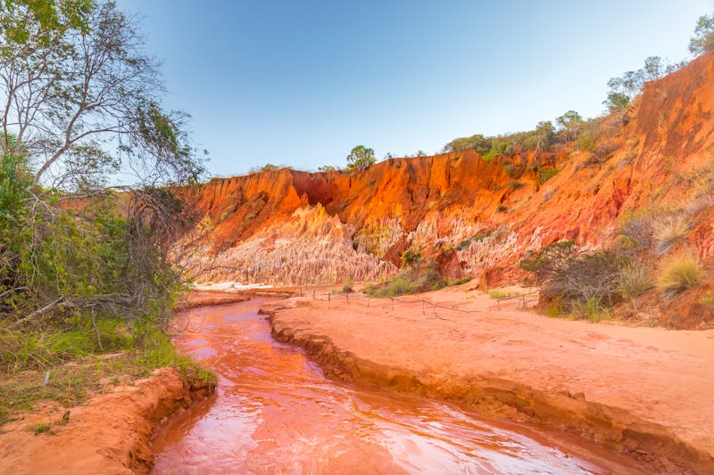 Tsingy rouge - die roten Felsnadeln am Irodo-Fluss - ©Reelistic - stock.adobe.com