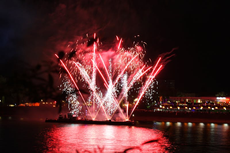 Köln - Feuerwerk auf dem Rhein  - &copy;Boris Franz - stock.adobe.com