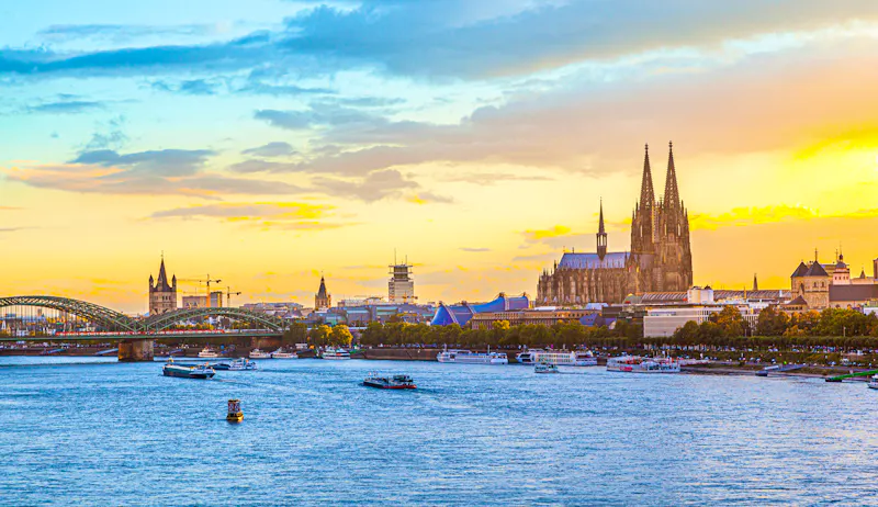 Köln - Sonnenaufgang am Rhein - &copy;travelview - stock.adobe.com