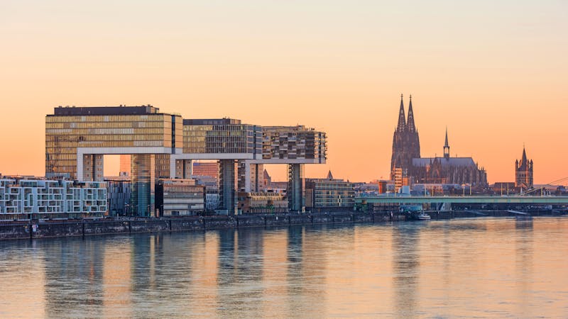 Köln – Kranhäuser und Dom bei Sonnenuntergang - &copy;majonit - stock.adobe.com