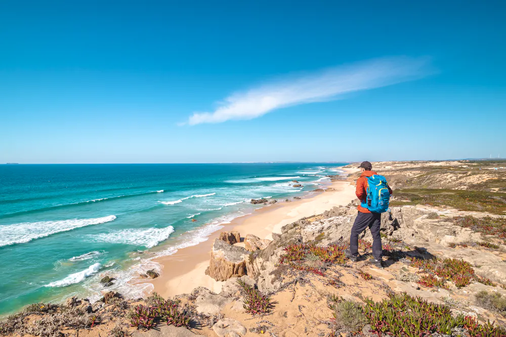 Wanderer in Portugal - Fischerweg bei Vila Nova de Milfontes, Odemira &ndash; &copy; Fauren - stock.adobe.com