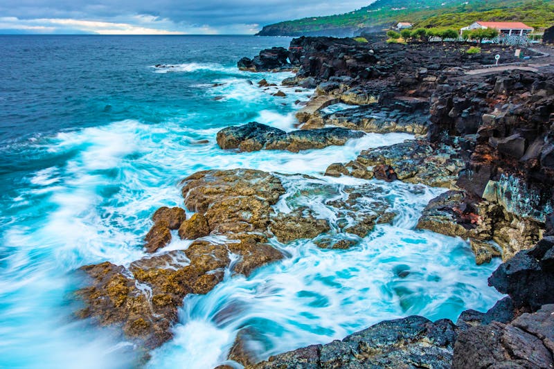 Die raue Nordküste der Azoren-Insel Pico beim Dorf Cachorro - &copy;Jeroen - stock.adobe.com