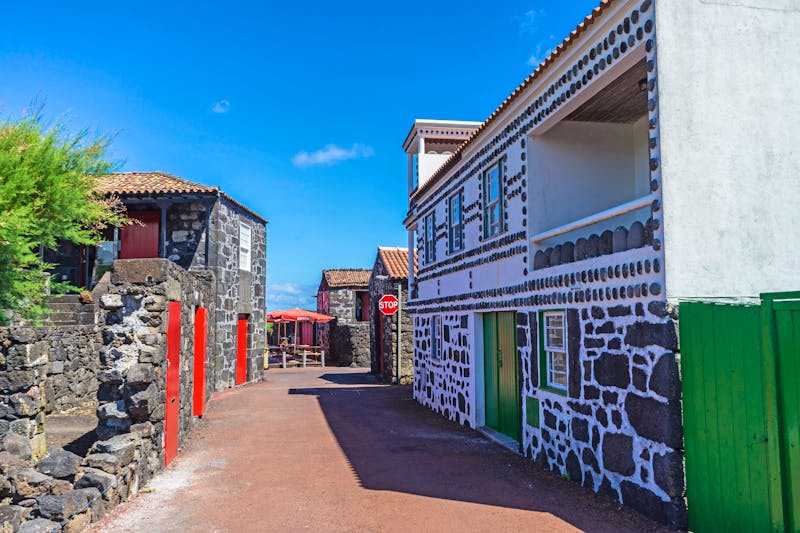 Traditionelle Häuser aus Lavastein im Dorf Lajido auf der Insel Pico - &copy;Francesco Bonino - stock.adobe.com