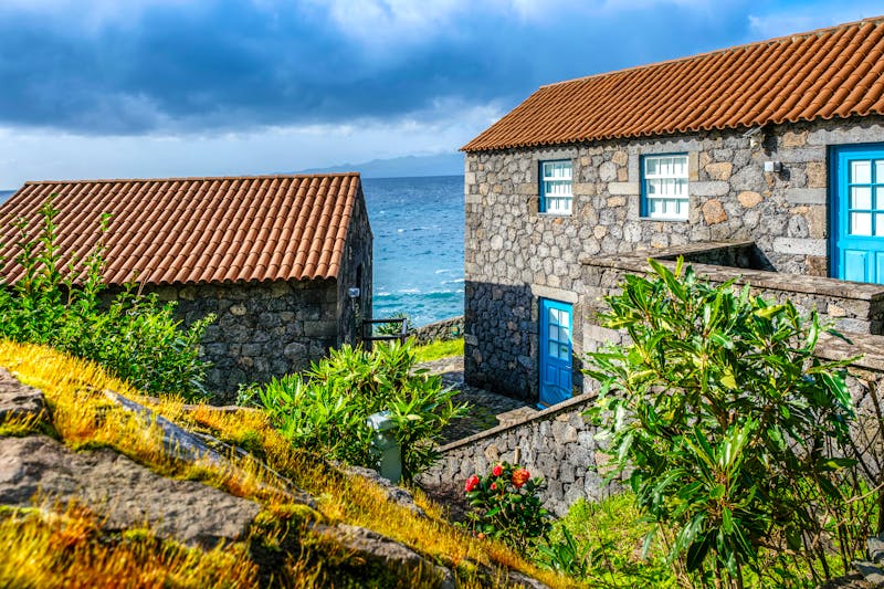 Traditionelle Häuser in der Faja dos Vimes auf Sao Jorge - &copy;ikuday - stock.adobe.com