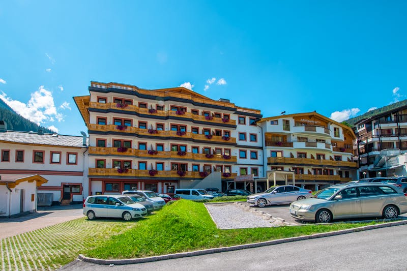 Außenansicht JUFA Alpenhotel im Sommer  &ndash; &copy;PriTours