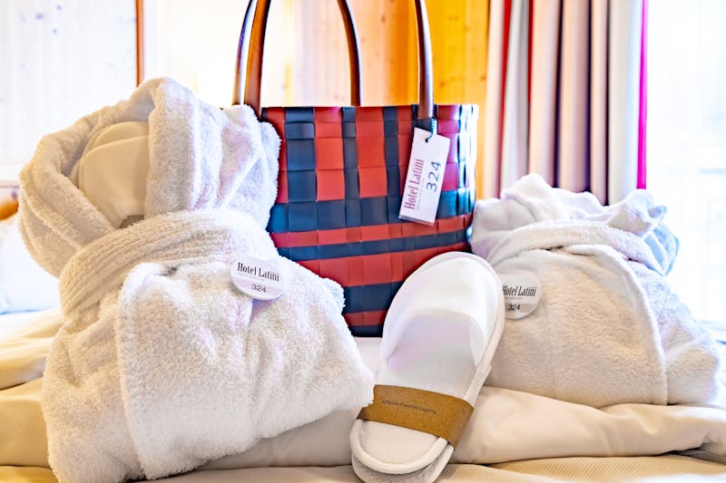 Badetasche auf dem Zimmer im Hotel Latini &ndash; &copy;All Rights Reserved