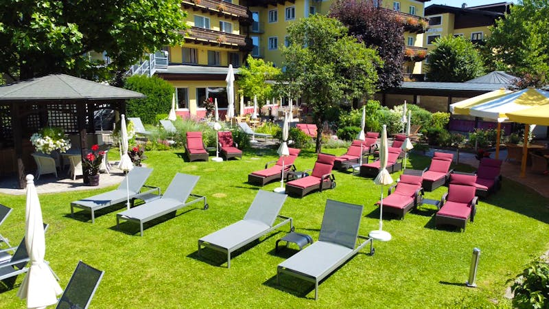 Garten im Hotel Latini &ndash; &copy;PriTours