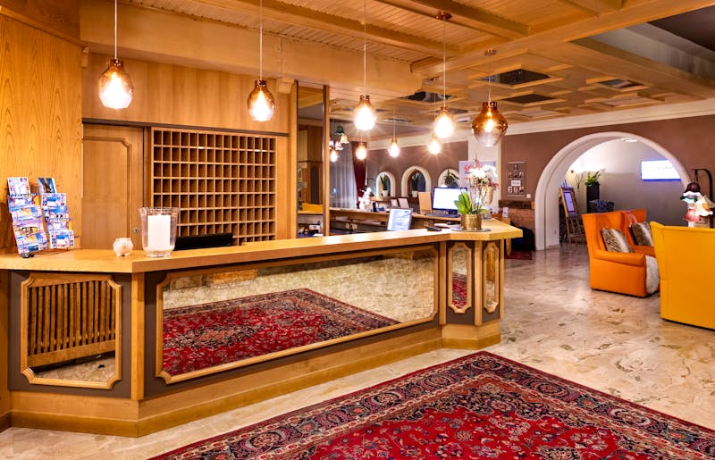 Rezeption im Hotel Latini &ndash; &copy;Nikolaus Faistauer Photography