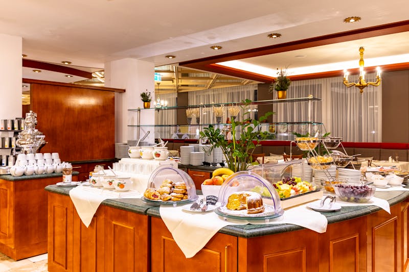 Frühstück im Hotel Latini &ndash; &copy;@ jones-art.eu 2023