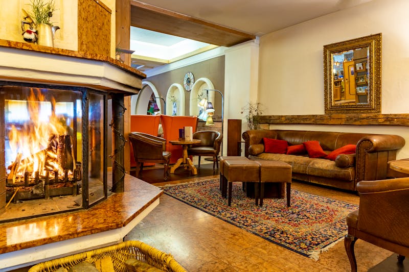 Kamin im Hotel Latini &ndash; &copy;@ jones-art.eu 2023