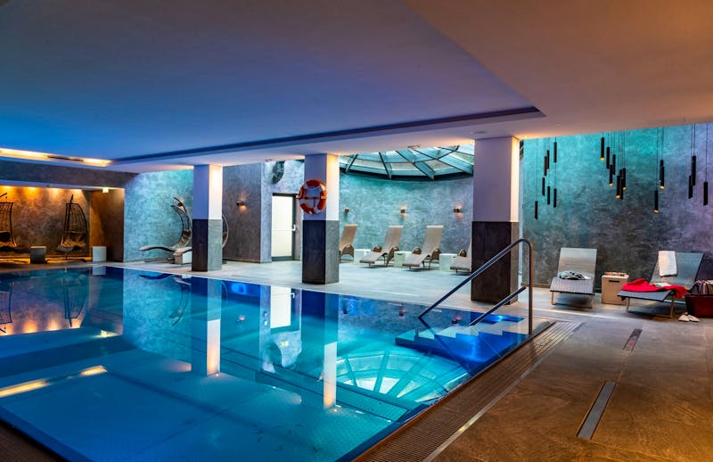 Innen-Schwimmbad im Hotel Latini &ndash; &copy;PriTours