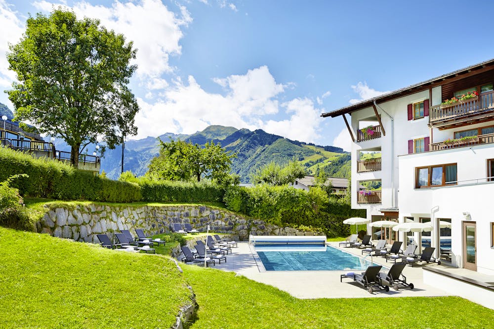 Garten mit Außenpool im Das Alpenhaus / Kaprun &ndash; &copy; michael huber I  www huber-fotografie at
