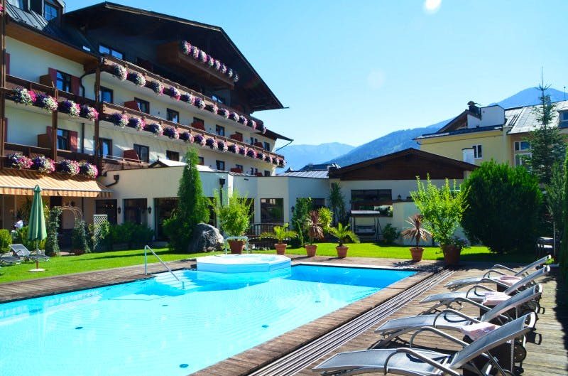 Außenbereich mit Pool im Hotel Neue Post &ndash; &copy;PriTours