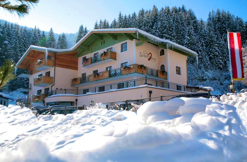 Außenansicht Winter Hotel Der Schmittenhof &ndash; &copy;PriTours