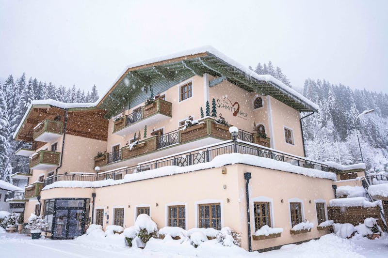 Außenansicht Winter Hotel Der Schmittenhof &ndash; &copy;PriTours