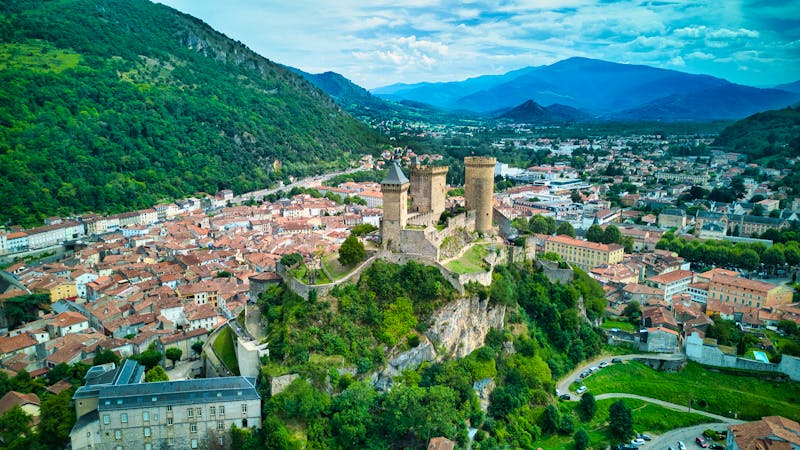 Foix in Midi-Pyrenäen, Frankreich - Stadt von oben  - &copy;Compassdronemadrid - stock.adobe.com