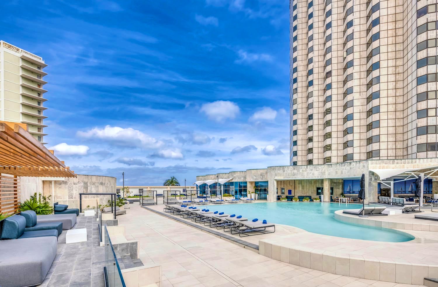 Hotel Meliá Cohiba in La Habana, Kuba - Außenpool &nbsp;&ndash;&nbsp;&copy;&nbsp;Hotel Meliá Cohiba 