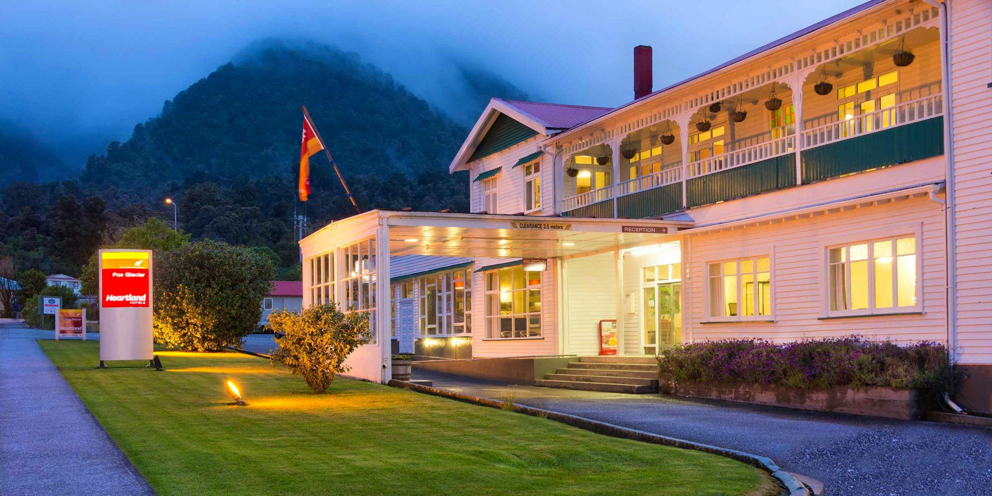 Heartland Hotel Fox Glacier in Fox Glacier, Neuseeland - Hotel von außen &nbsp;&ndash;&nbsp;&copy;&nbsp;Heartland Hotel Fox Glacier