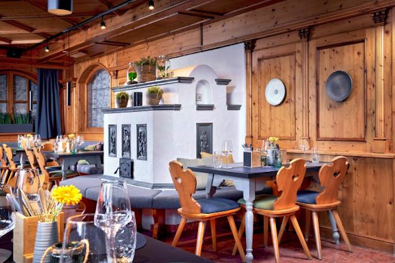 Restaurant mit Kachelofen im Hotel ever.grün &ndash; &copy;PriTours
