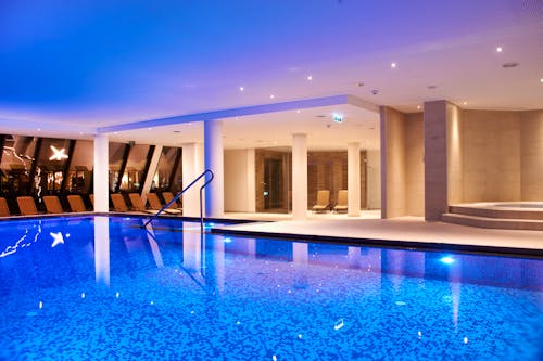 Schwimmbad im Das Alpenhaus / Kaprun &ndash; &copy; www.vandory.com