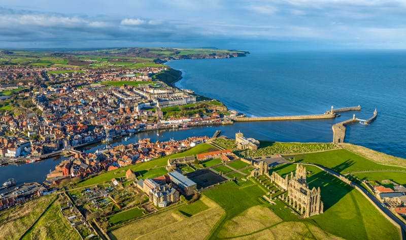 Hafen und Abbey von Whitby - Nord-Yorkshire - &copy;Chris Chambers - stock.adobe.com