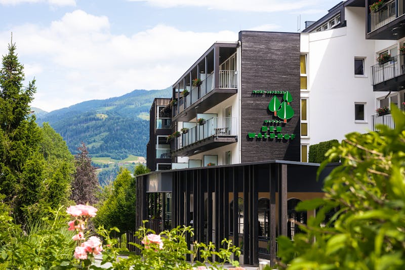 Außenansicht Sommer Hotel Der Waldhof &ndash; &copy;www.johannesradlwimmer.com