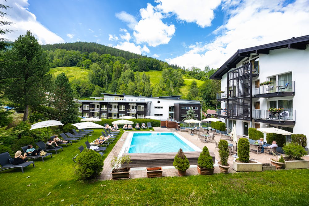 Außenansicht Sommer Hotel Der Waldhof &ndash; &copy; www.johannesradlwimmer.com