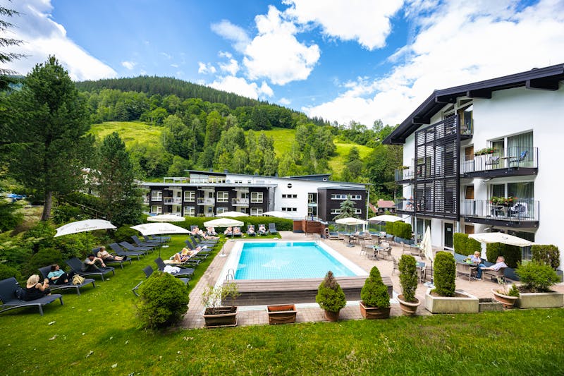 Außenansicht Sommer Hotel Der Waldhof &ndash; &copy;www.johannesradlwimmer.com