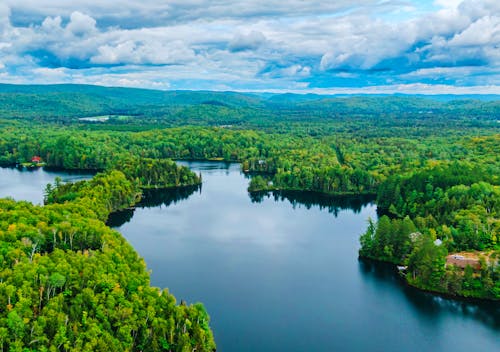 Seenlandschaft bei Saint-Alexis-des-Monts in der Region Quebec  &ndash; &copy; Zenstratus - stock.adobe.com