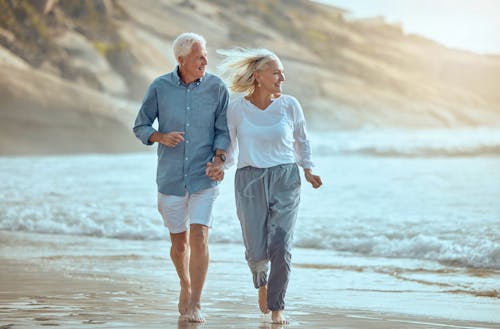 Glückliches Paar am Strand &ndash; &copy; Maass/peopleimages.com - stock.adobe.com
