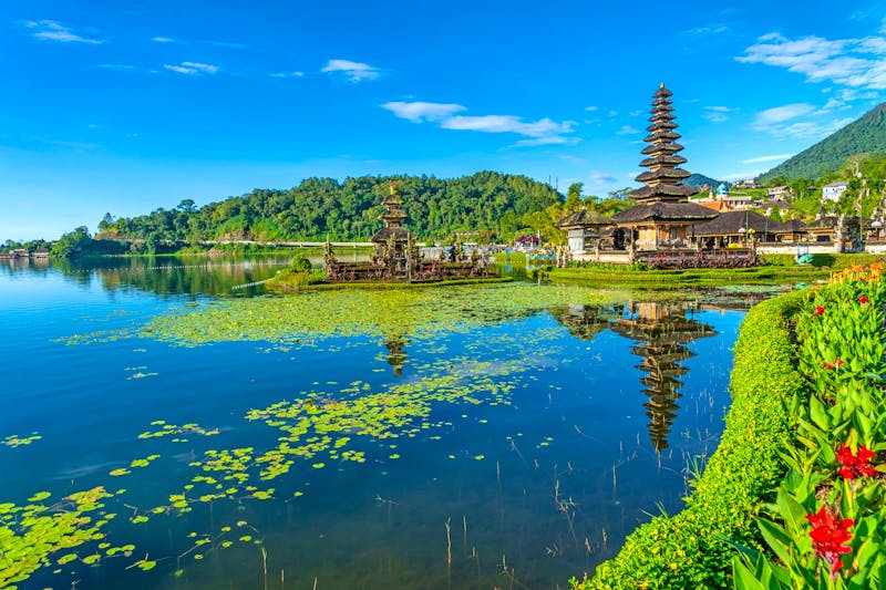 Bratan See mit dem Hindutempel Pura Ulun Danu - &copy;Daniel Ferryanto - stock.adobe.com
