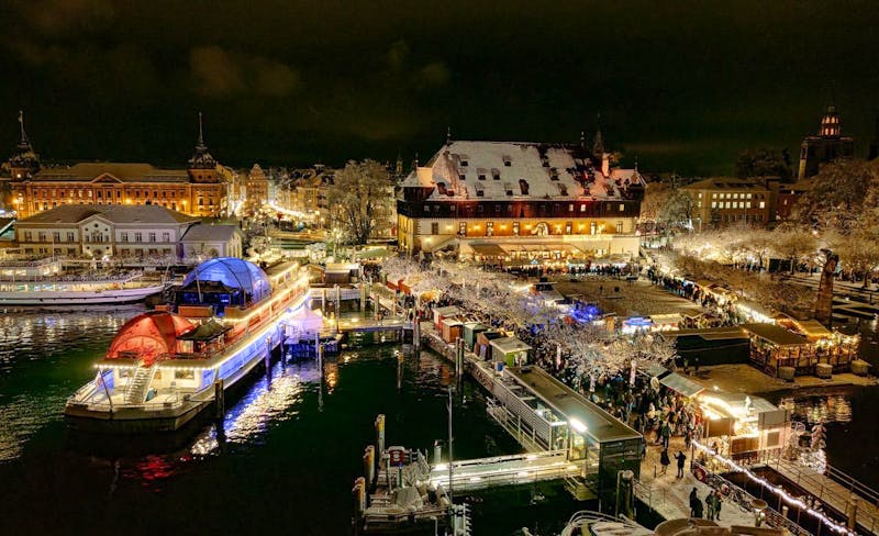 Konstanz-Bodensee-Weihnachtsmarkt-Hafen-Konzil-Schiff-Icebar-Abend-Luftbild-Panorama - &copy;Copyright_Achim-Mende
