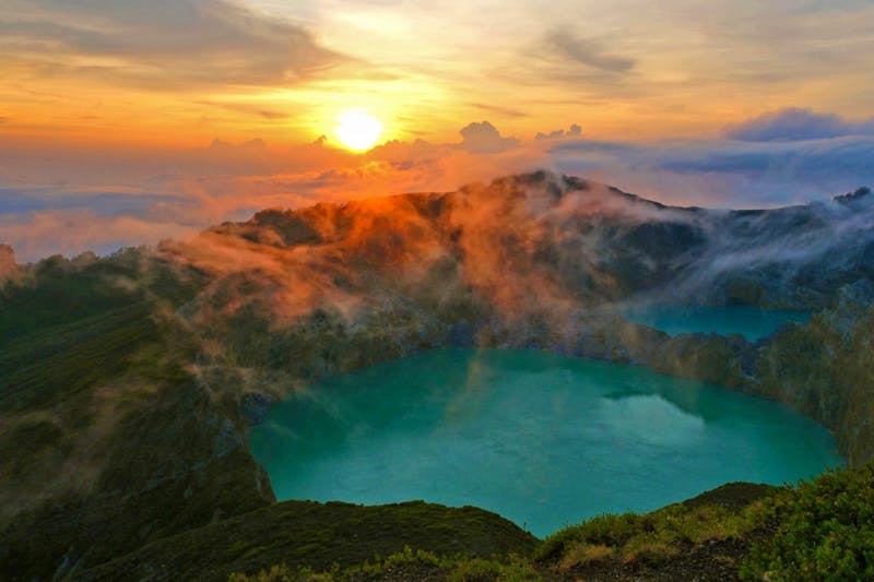 Sonnenaufgang am Kelimutu Vulkan auf der Insel Flores - &copy;Sten Bernhardt - Eberhardt TRAVEL