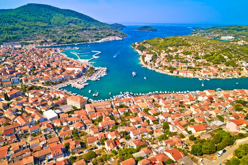 Stadt Vela Luka auf der Insel Korčula - &copy;xbrchx - stock.adobe.com