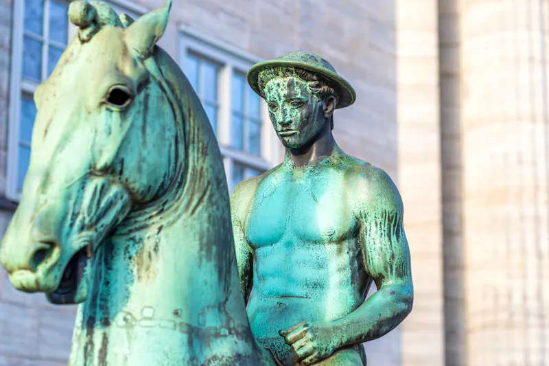 Hamburg - Reiterstatue vor der Hamburger Kunsthalle - &copy;parallel_dream - stock.adobe.com